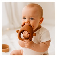 Szilikon kézi rágóka maci New Baby karamellbarna